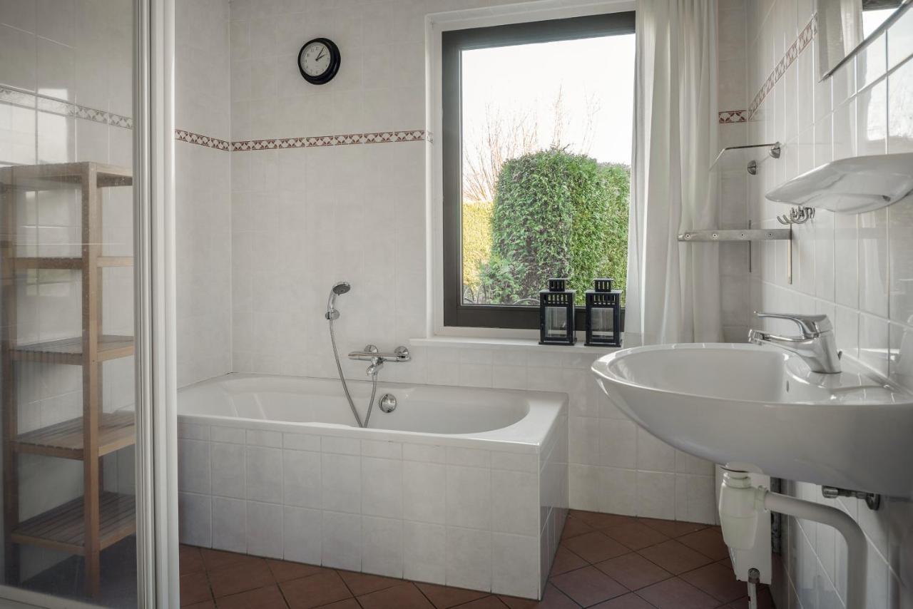 Wellnesshuis Met Hottub, Ligbad En Grote Tuin Tzummarum Exterior foto