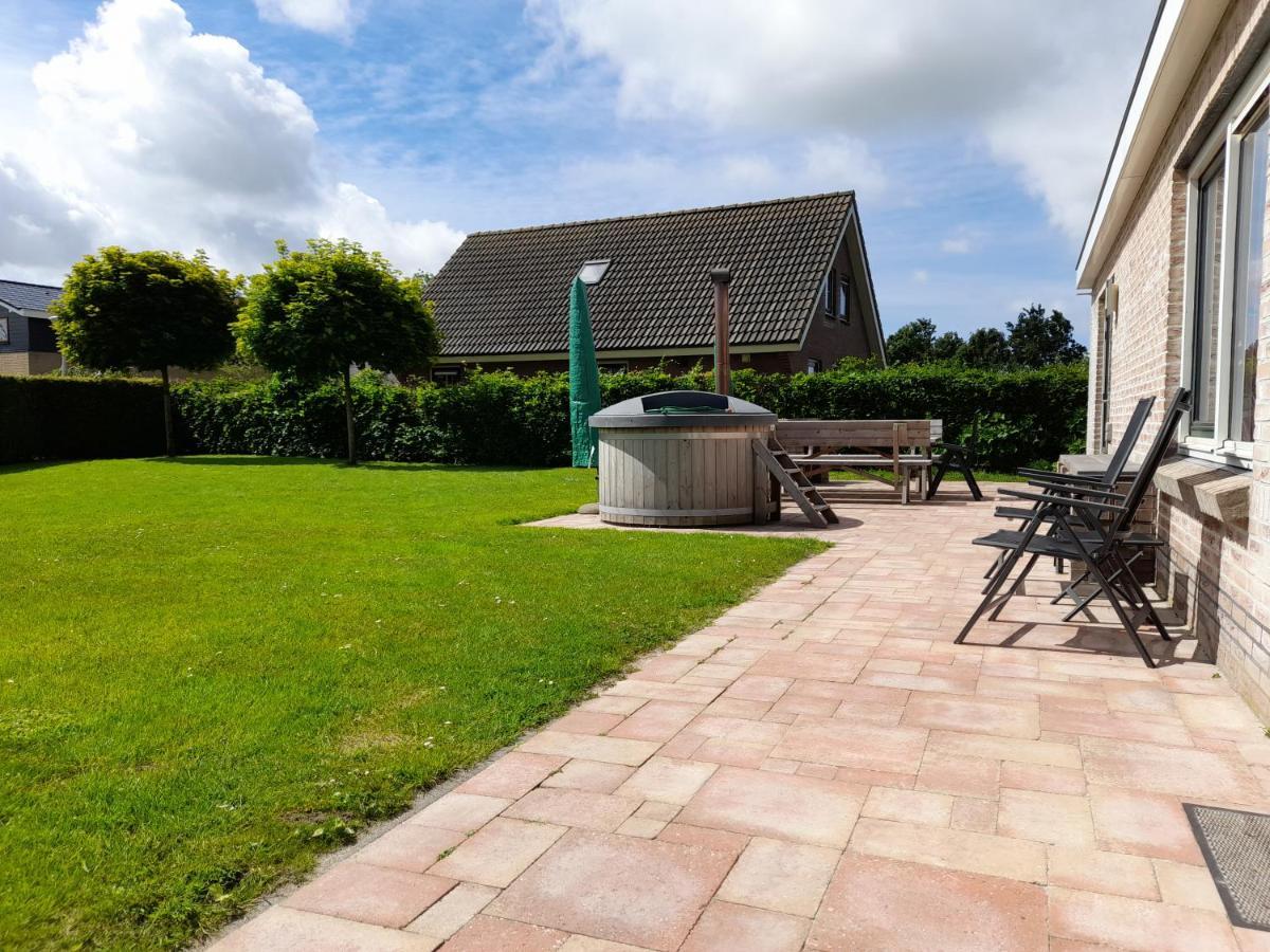 Wellnesshuis Met Hottub, Ligbad En Grote Tuin Tzummarum Exterior foto