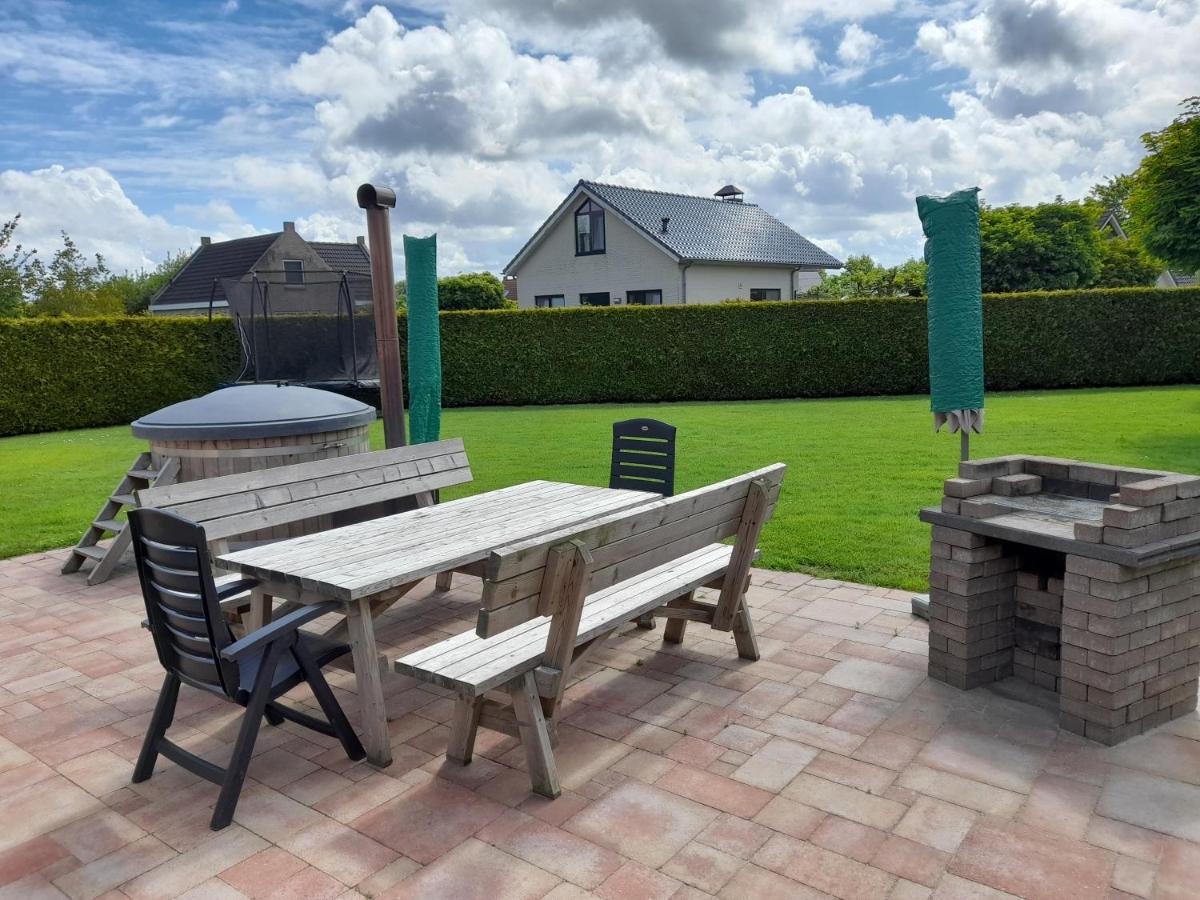 Wellnesshuis Met Hottub, Ligbad En Grote Tuin Tzummarum Exterior foto
