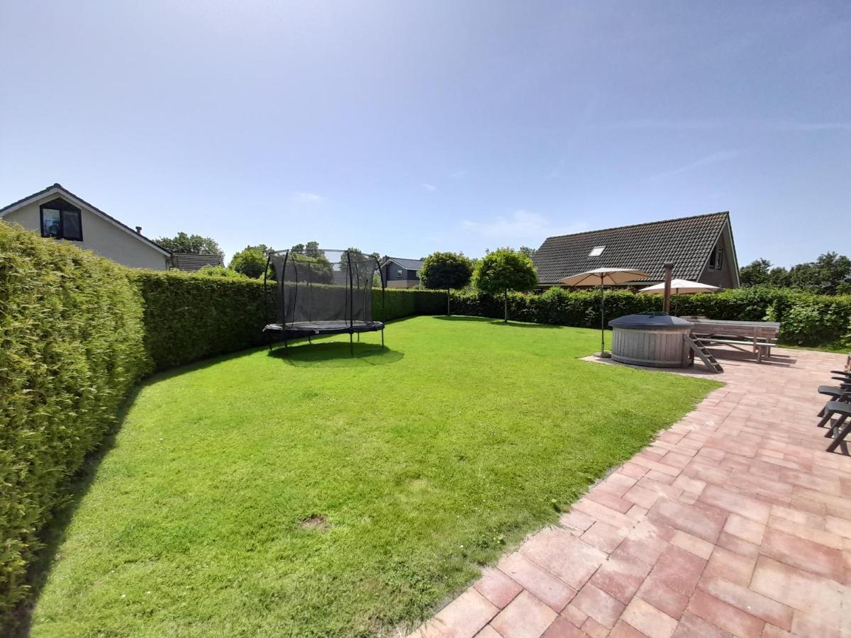 Wellnesshuis Met Hottub, Ligbad En Grote Tuin Tzummarum Exterior foto