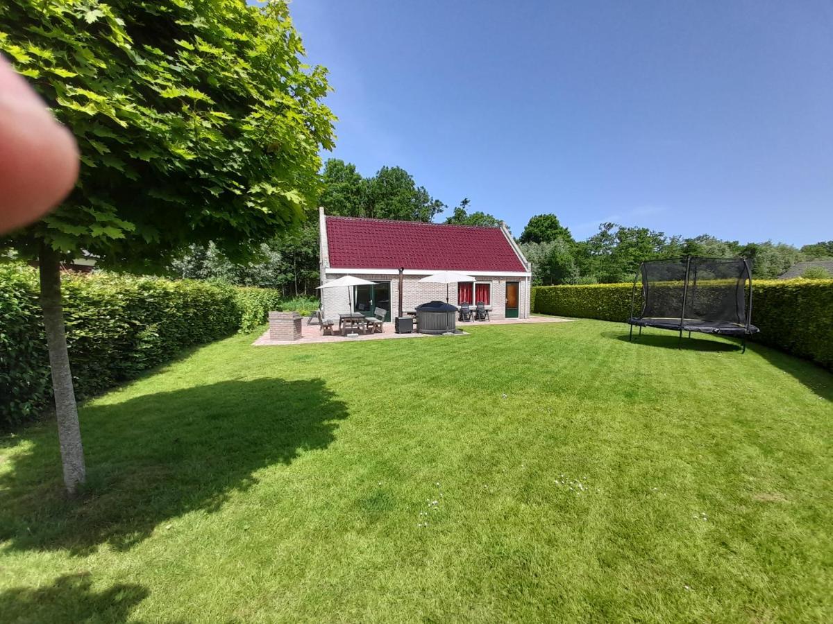 Wellnesshuis Met Hottub, Ligbad En Grote Tuin Tzummarum Exterior foto
